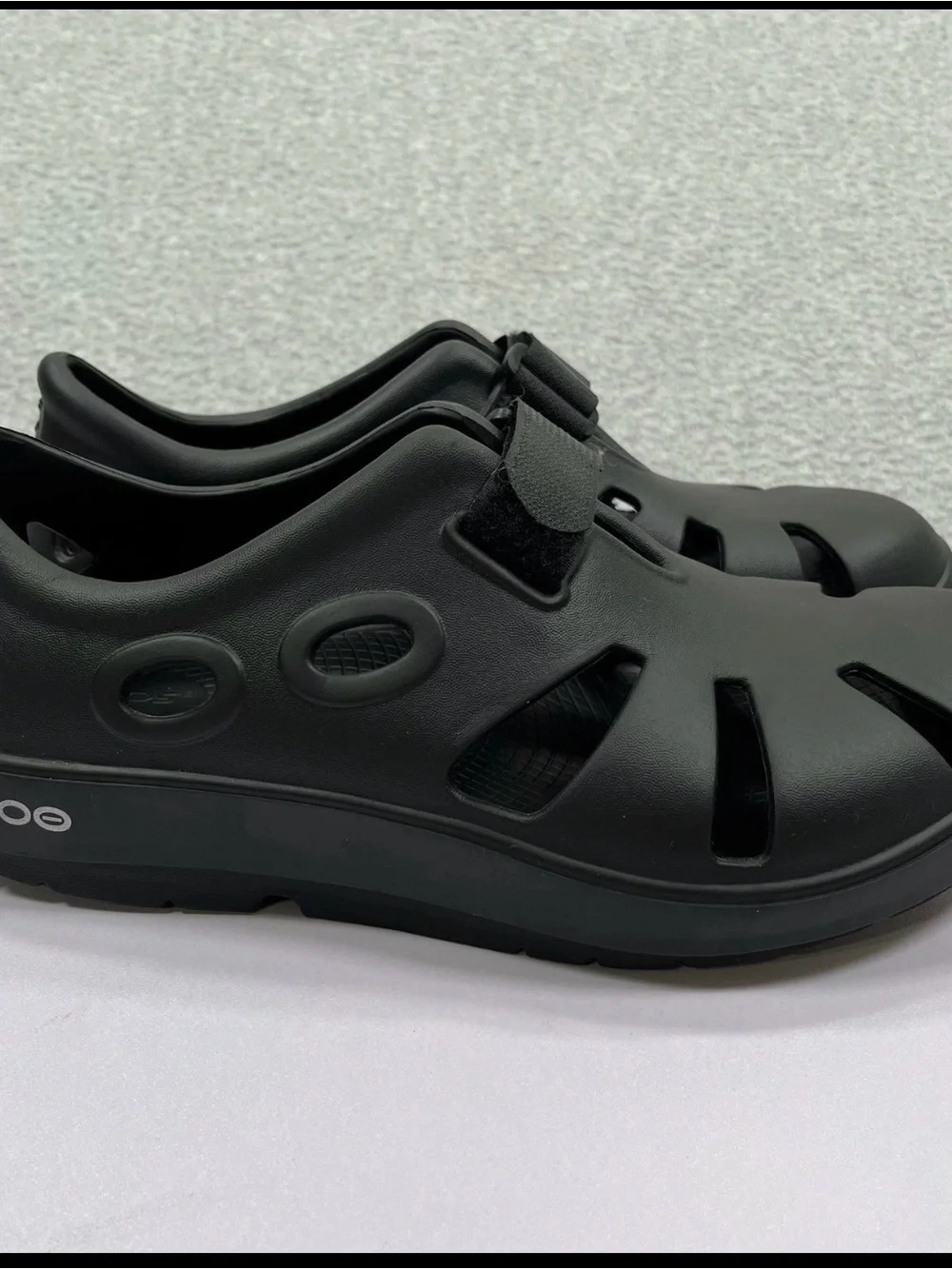 OOFOS Black mens Slip-On Vented Sandals M11 / W13